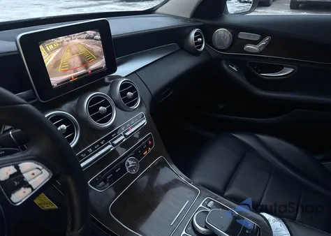 2015 Mercedes-Benz C 300 4Matic z USA, uszkodzony, nr VIN 55SWF4KB8FU029768